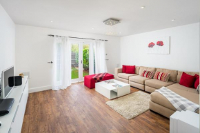 JOIVY Stunning 2-bed flat with garden patio in West London
